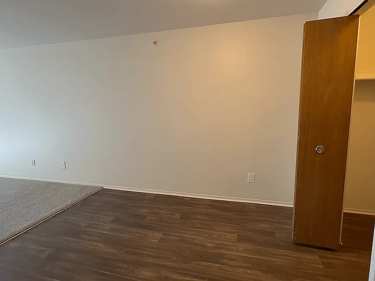 Lakeside Village Apartments — Photo 80