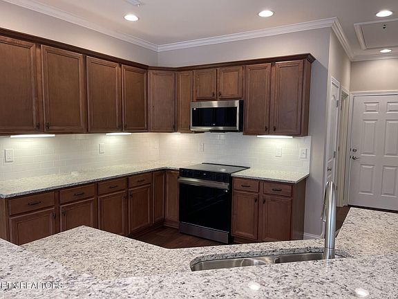 5th image of 575 Chimney Rock Dr