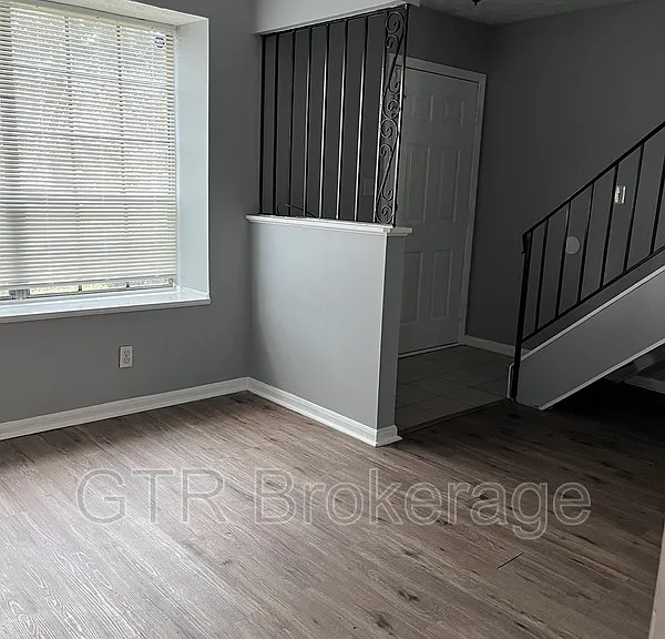 2584 Stratford Ln — Photo 2