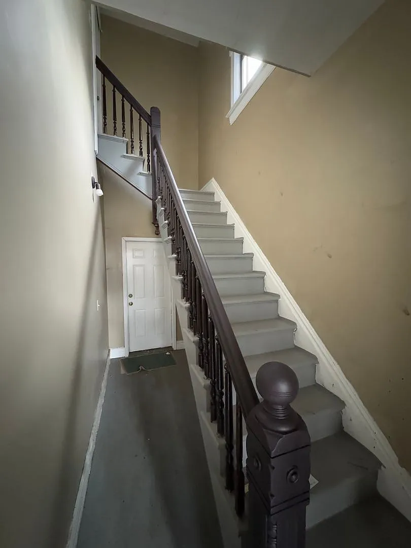 914 Lawson Ave E — Photo 2