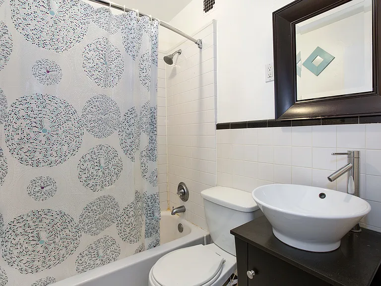 230 E 52nd St #4A — Photo 5