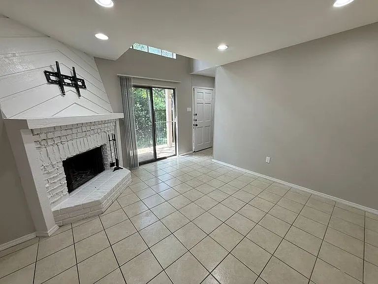 889 Dublin Dr #D — Photo 7