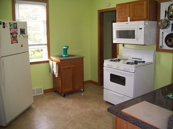 Kitchen w/Walk-in Pantry