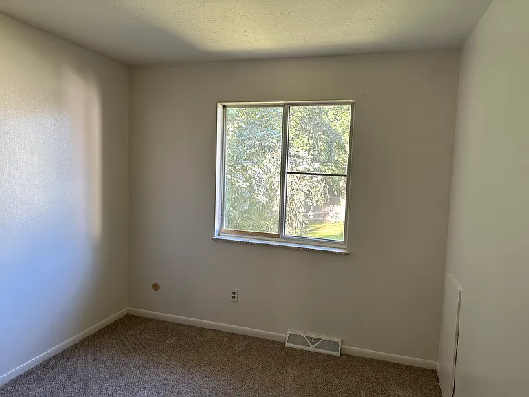 658 Loomis Ave — Photo 6