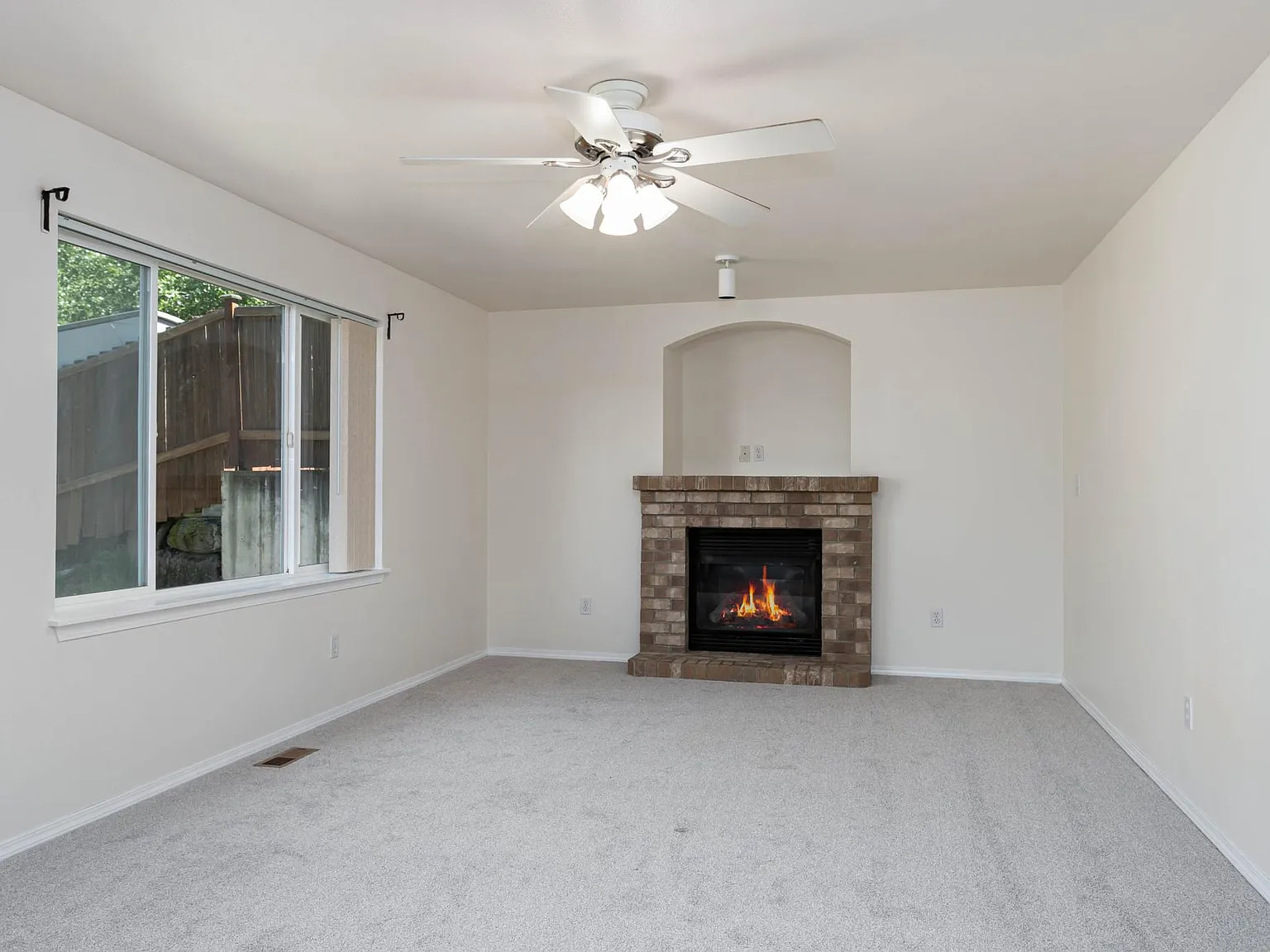 4 bed, 2.5 bath, 1940 sqft, $3,400 — Photo 2