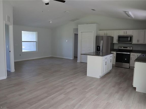 3rd image of 1008 Acacia Ave