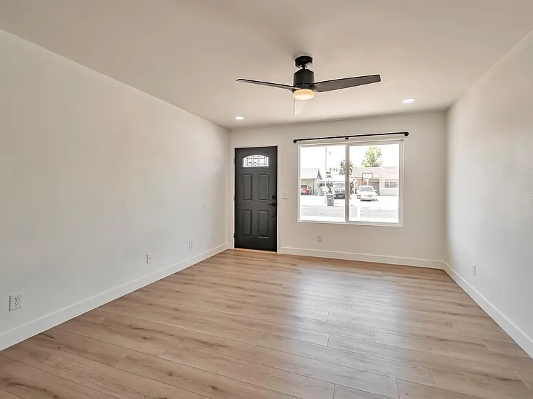 906 W Colgate Dr — Photo 9