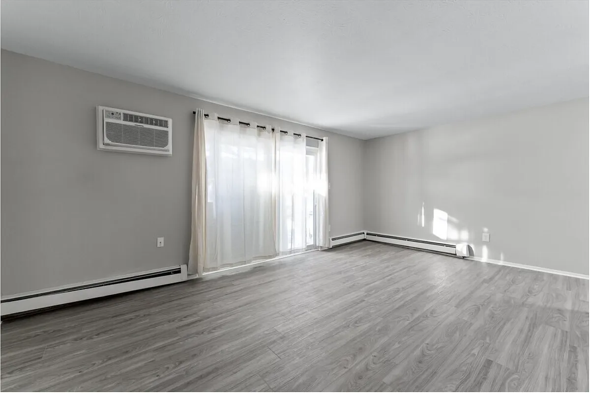 Building Photo - 29336 Dequindreunit #103