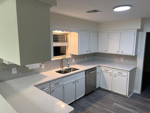 3rd image of 2221 Hickory Dr