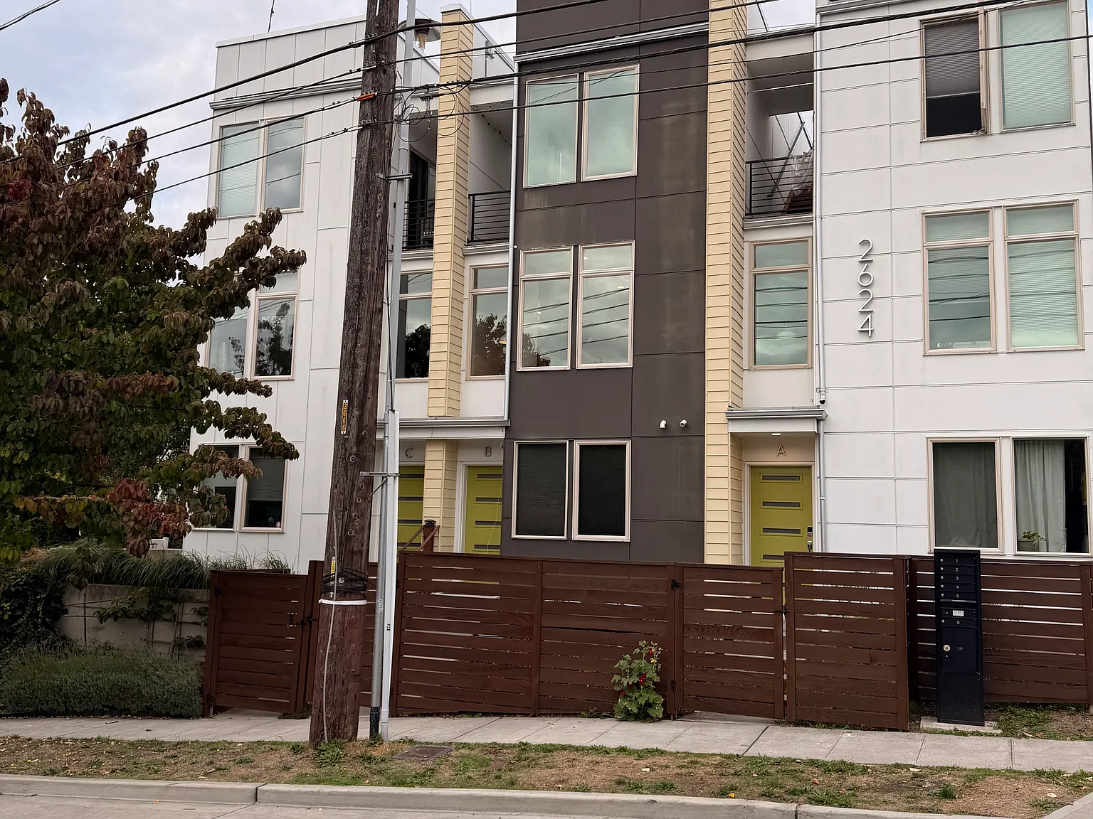 3 bed, 2.5 bath, 1150 sqft, $3,300 — Photo 2