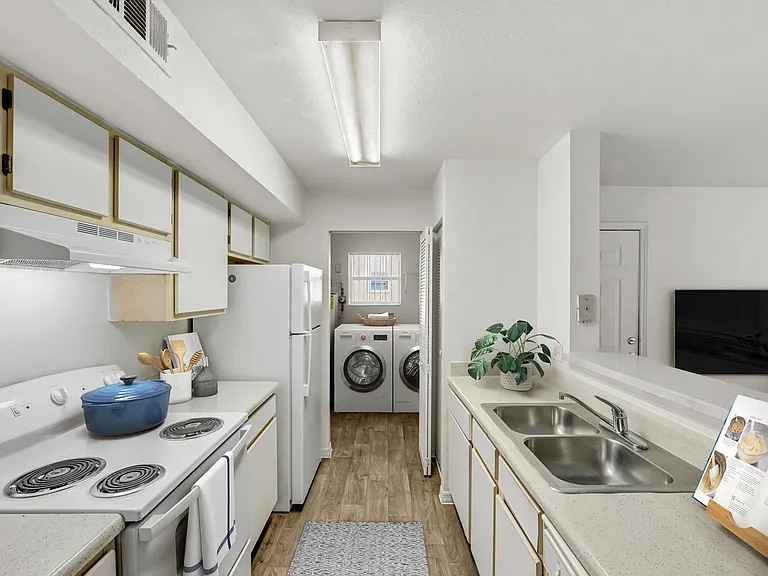West Pointe Villas Apartment Homes — Photo 11