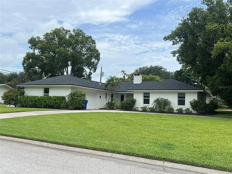 1455 Fairway Dr — Photo 2