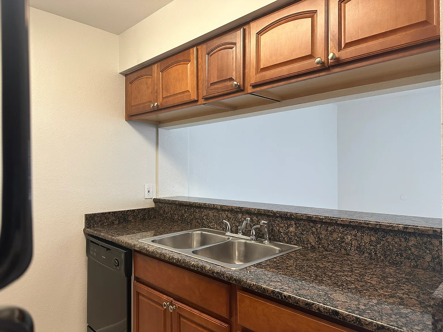 2 bed, 884 sqft, $1,700 — Photo 2