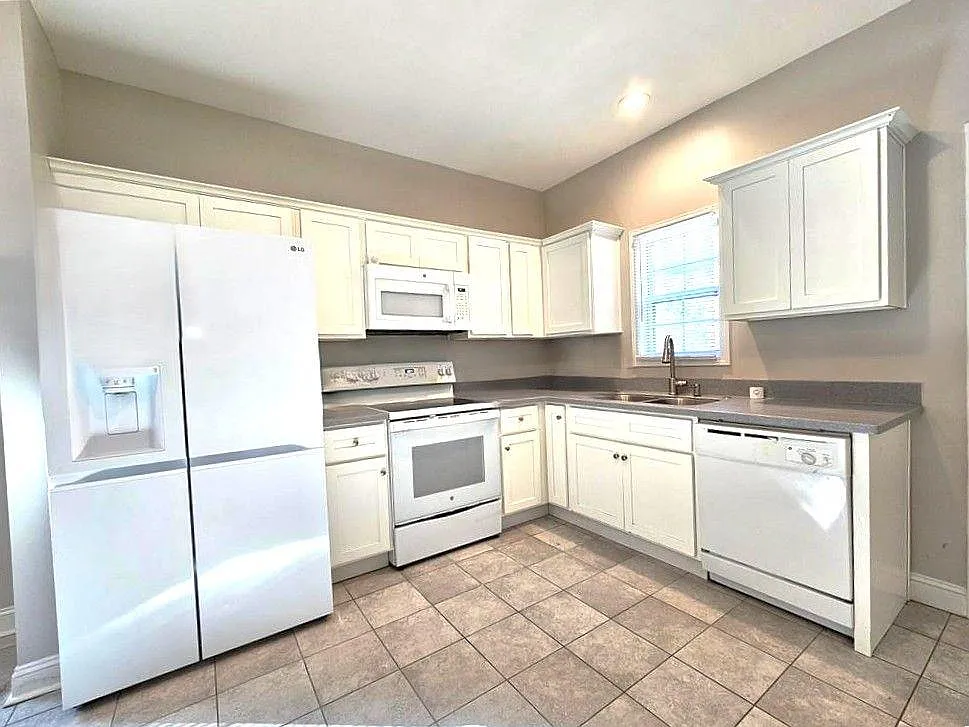 4 bed, 3.0 bath, $2,200 — Photo 4