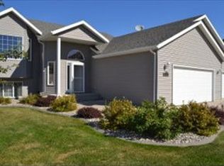 1076 Parkway Ln, West Fargo, ND 58078