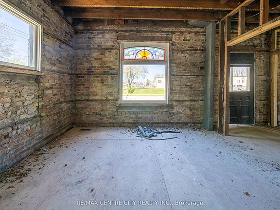 5th image of 240 Maitland St