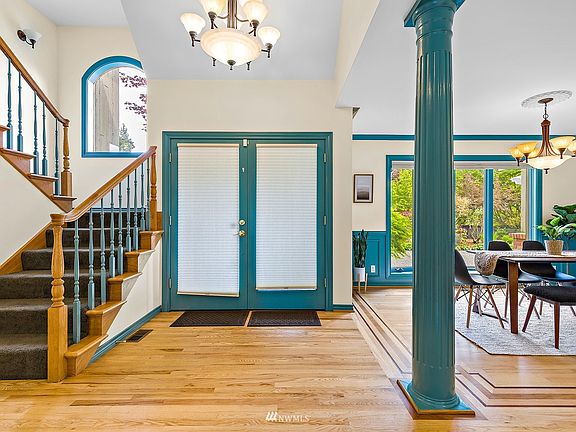 Grand foyer welcomes you into the Meadowdale home