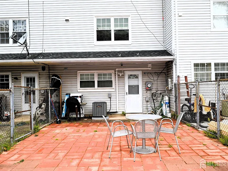 51 Larch St — Photo 29