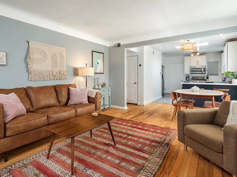 204 Richmond Dr SE #A — Photo 2