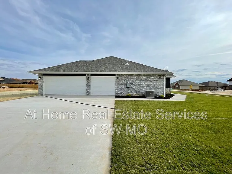 327 Forest Hollow St — Photo 2
