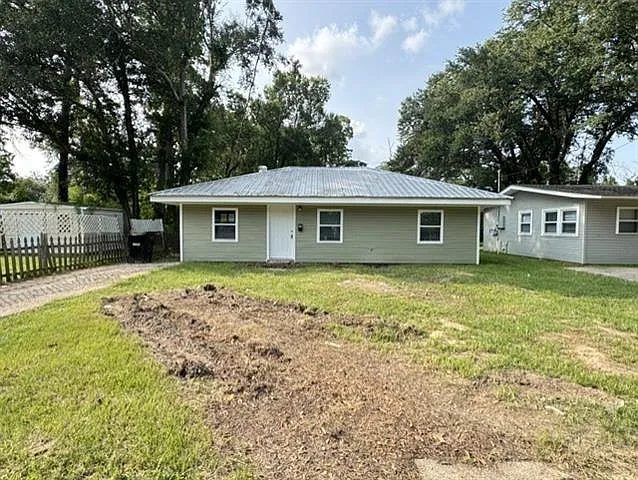135 Rosewood Dr — Photo 1