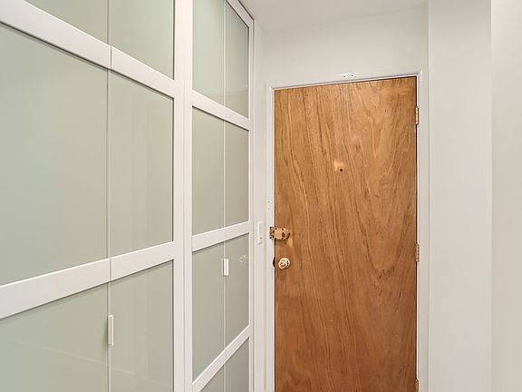 4th image of 420 W Aldine Ave APT 201