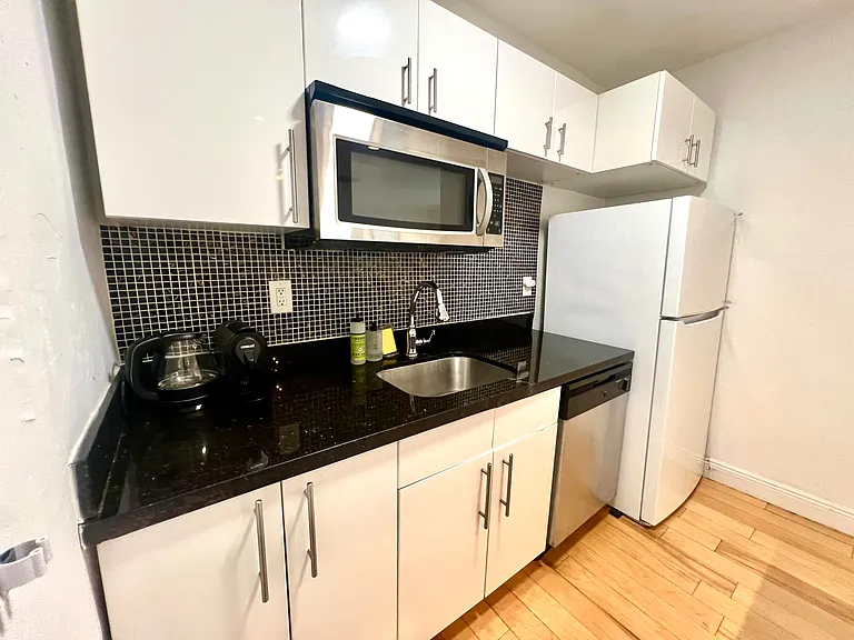 1001 7th St #202 — Photo 11