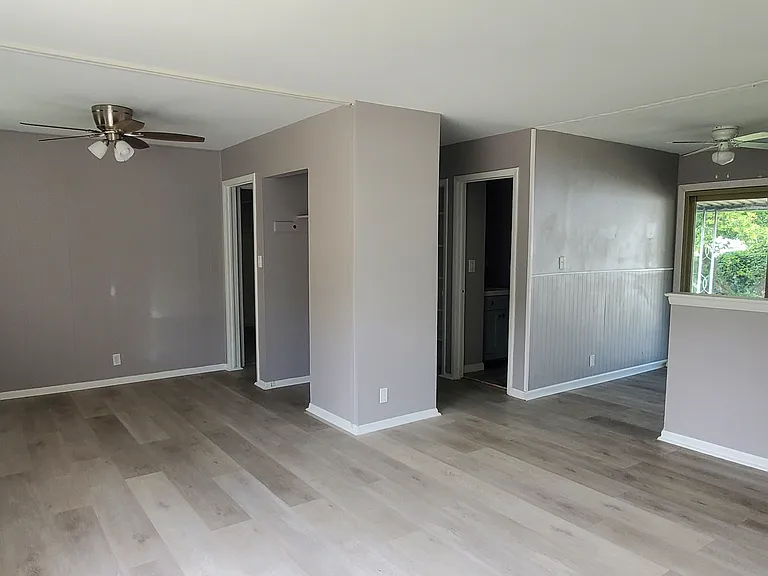 805 E Hemphill Rd — Photo 3