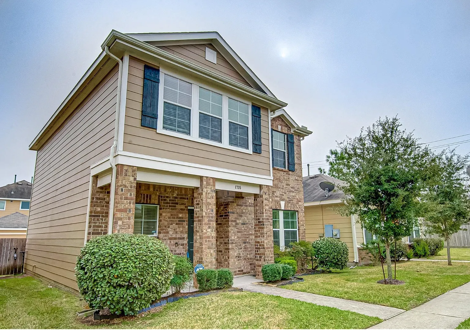 A beautiful two-story home nestled in the warm and inviting City Park community. — Photo 3