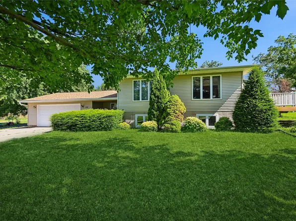 614 Line St, Norway, IA 52318