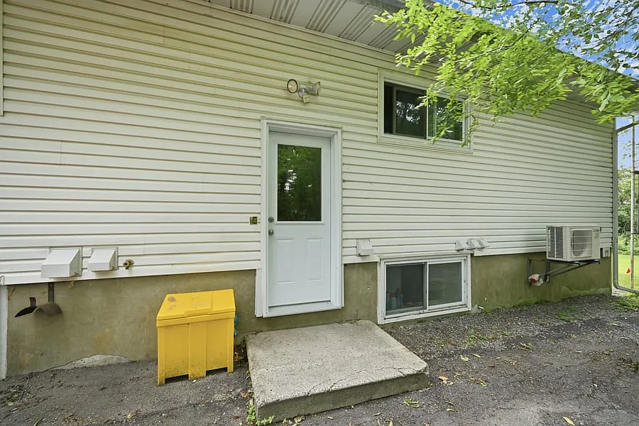 1225 Old Montreal Rd Unit 4 — Photo 2