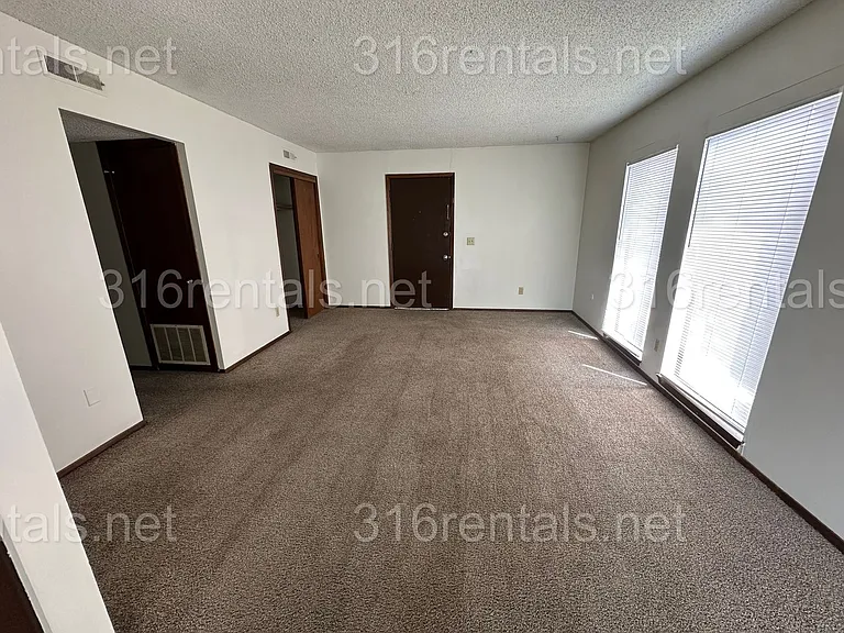 351 E Marion Ct — Photo 4