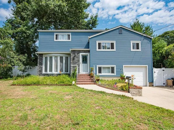 21 Duffin Avenue, West Islip, NY 11795