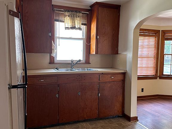 KITHCEN WITH NEW RANGE HOOD AND GAS COOK OVEN
