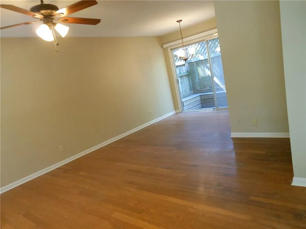 2 bed, 2.0 bath, 1068 sqft, $1,900 — Photo 2