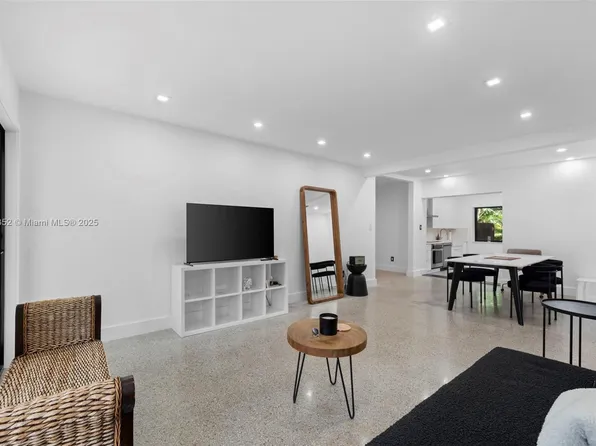 829 SW 4th Ct, Fort Lauderdale, FL 33312