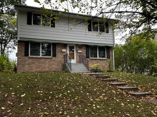 1811 Carl St, Lauderdale, MN 55113