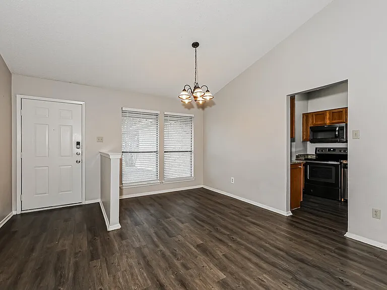 2917 Highlawn Ter — Photo 6
