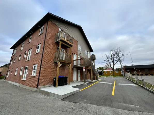 2 Tessier Dr #9, Penetanguishene, ON L9M 1V4