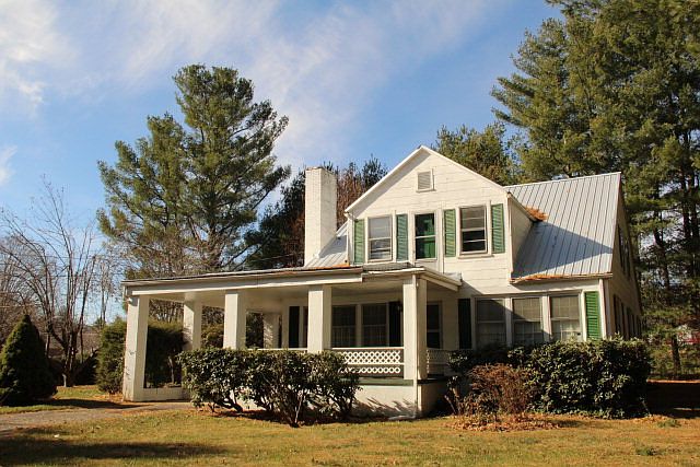 1st image of 220 Brook Ln