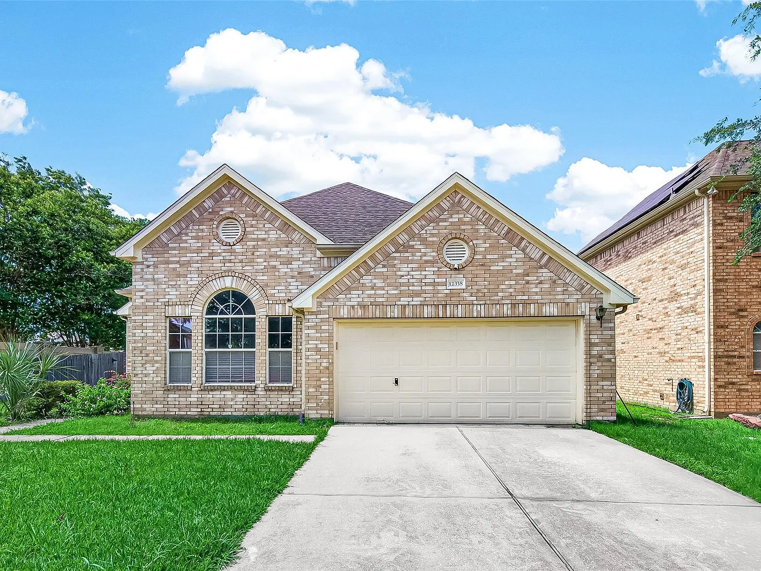 3 bed, 2.5 bath, 2306 sqft, $2,300 — Photo 1