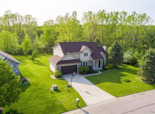 9100 Hidden Oaks Dr, Grand Blanc, MI 48439