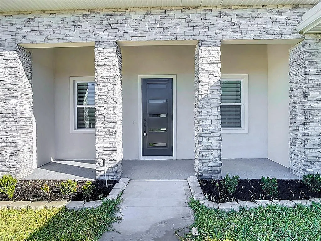 5 bed, 2.5 bath, 2580 sqft, $3,100 — Photo 2