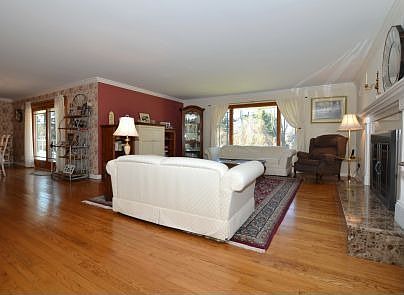 4th image of 32 Harbor Hill Dr