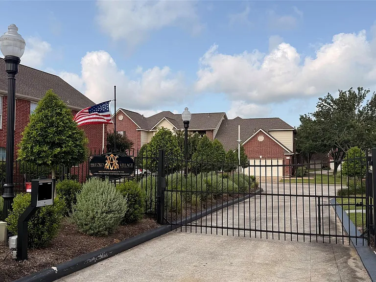 1408 S Friendswood Dr #205 — Photo 3