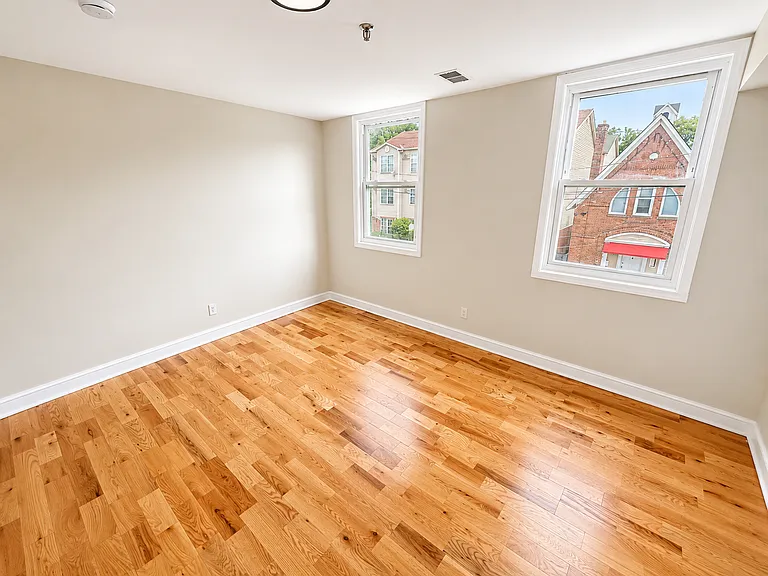 10-12 Nursery St #2L — Photo 6