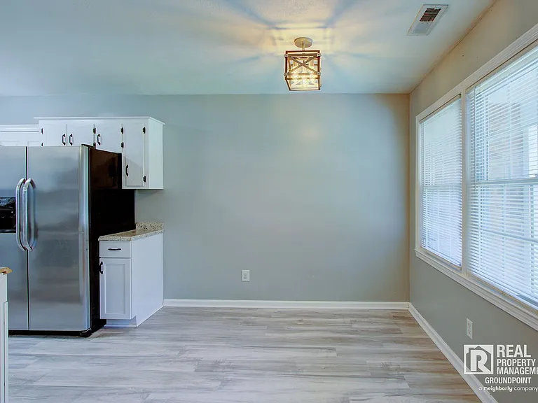 443 Robin Dr — Photo 6