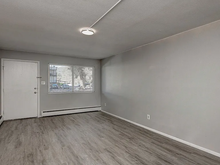 1415 S Corona Ave. — Photo 24