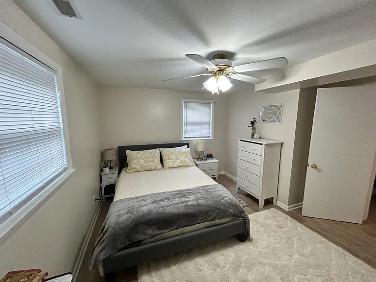 913 Rockland Ave — Photo 10