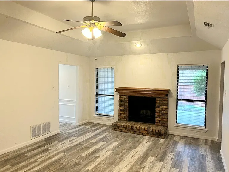 801 Summit Dr — Photo 2